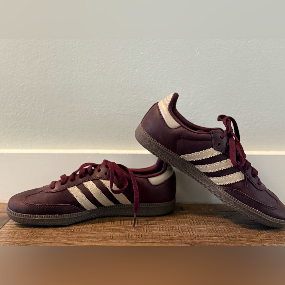 ADIDAS SAMBA OG Women's 7.5 Maroon / Crystal Sand / Gold Metallic sneakers.